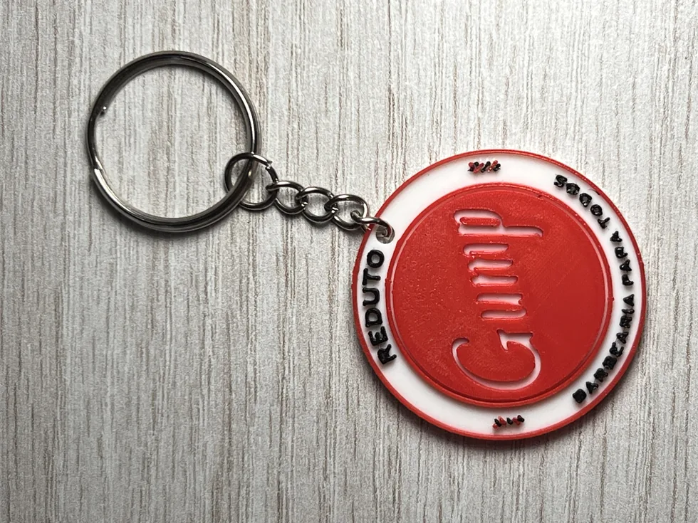 Impressora 3D trabalhando em uma peça personalizada